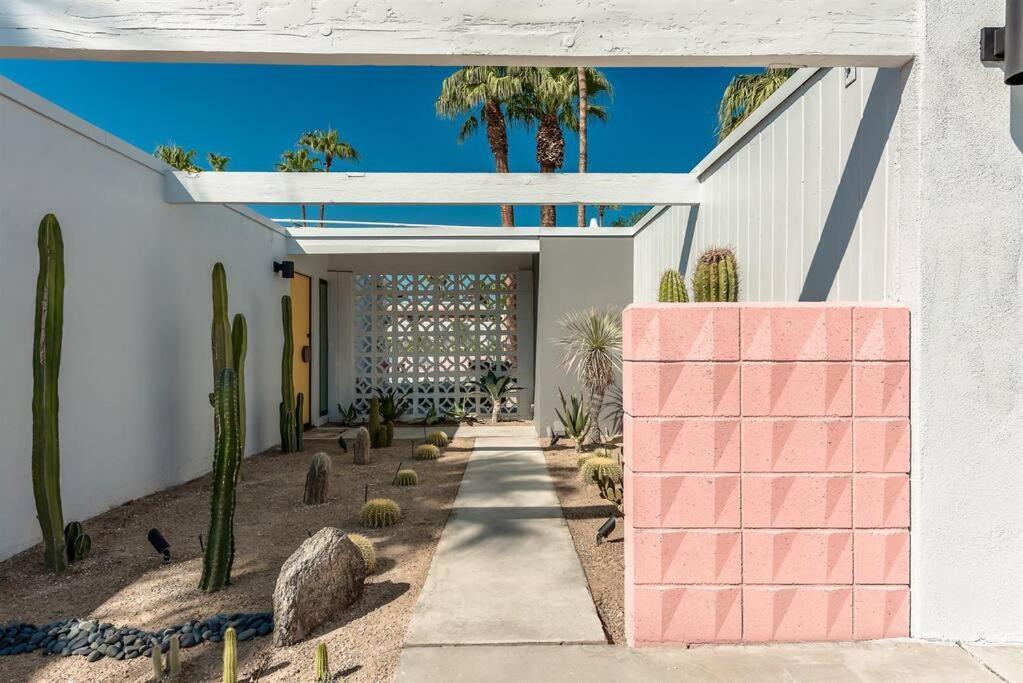 Alexander: Retro Chic Oasis 2023 Modernism Showcase House Palm Springs Exterior photo