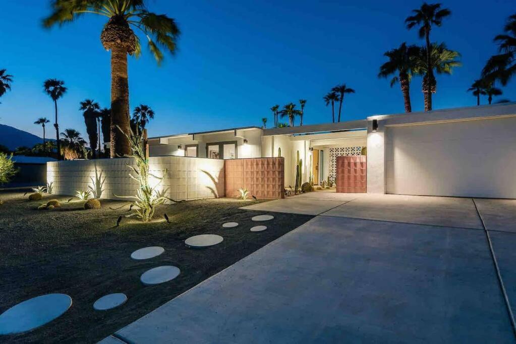 Alexander: Retro Chic Oasis 2023 Modernism Showcase House Palm Springs Exterior photo